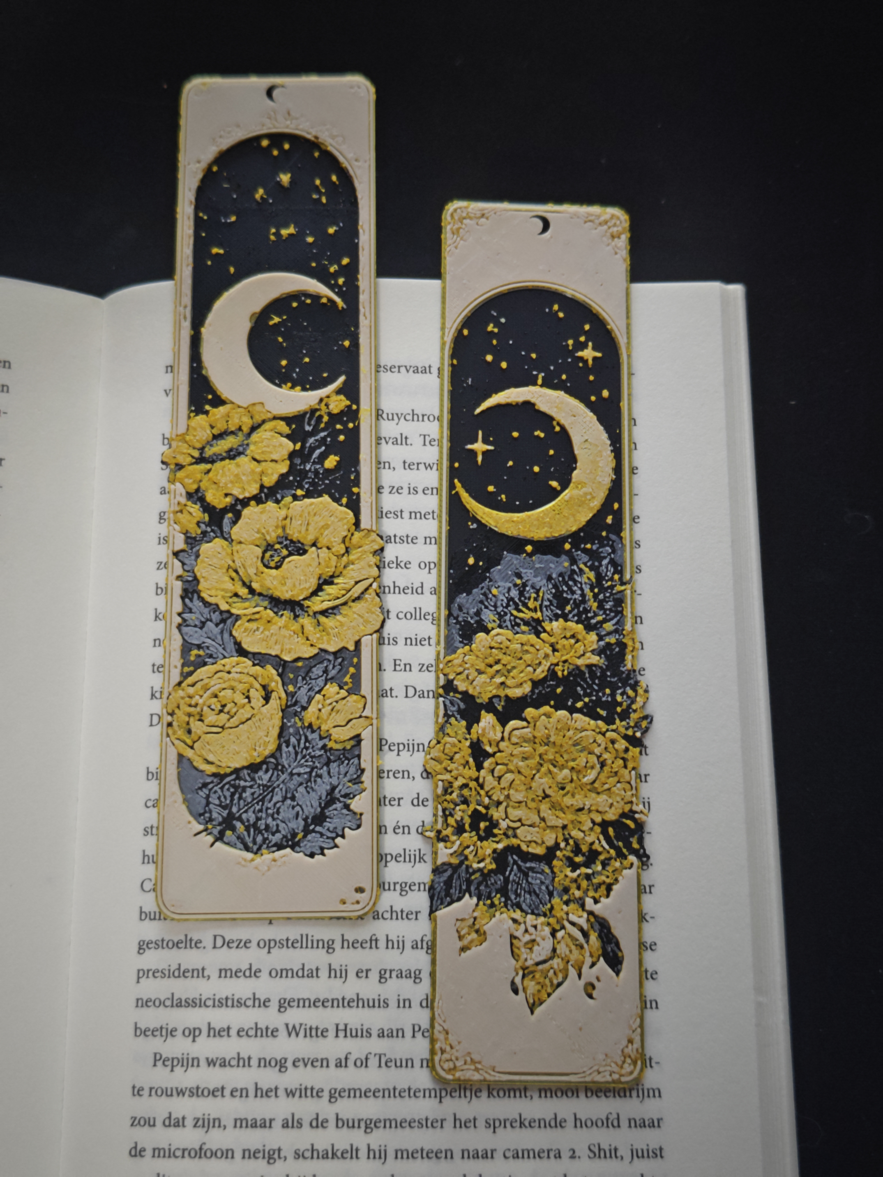 Set of 2 Bookmarks - Dreamy Moons - (Golden) - I9W6LZ - IMG20251107161750.jpg
