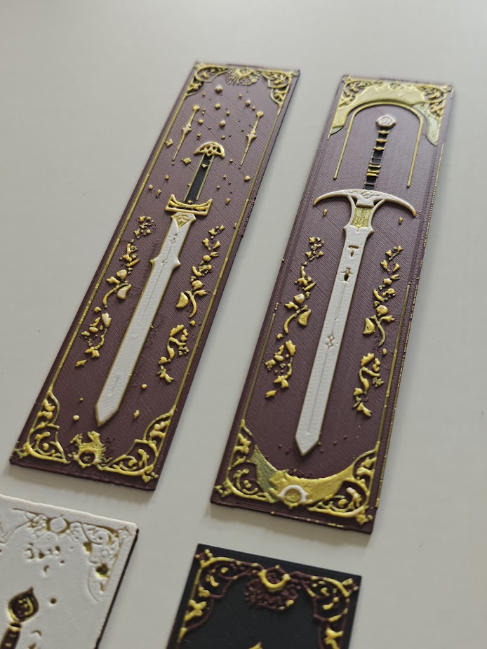 Set van 4 Boekenleggers - elven blades - (ruby red-gold-black-white) - r9x8a1 - voorkant.jpg